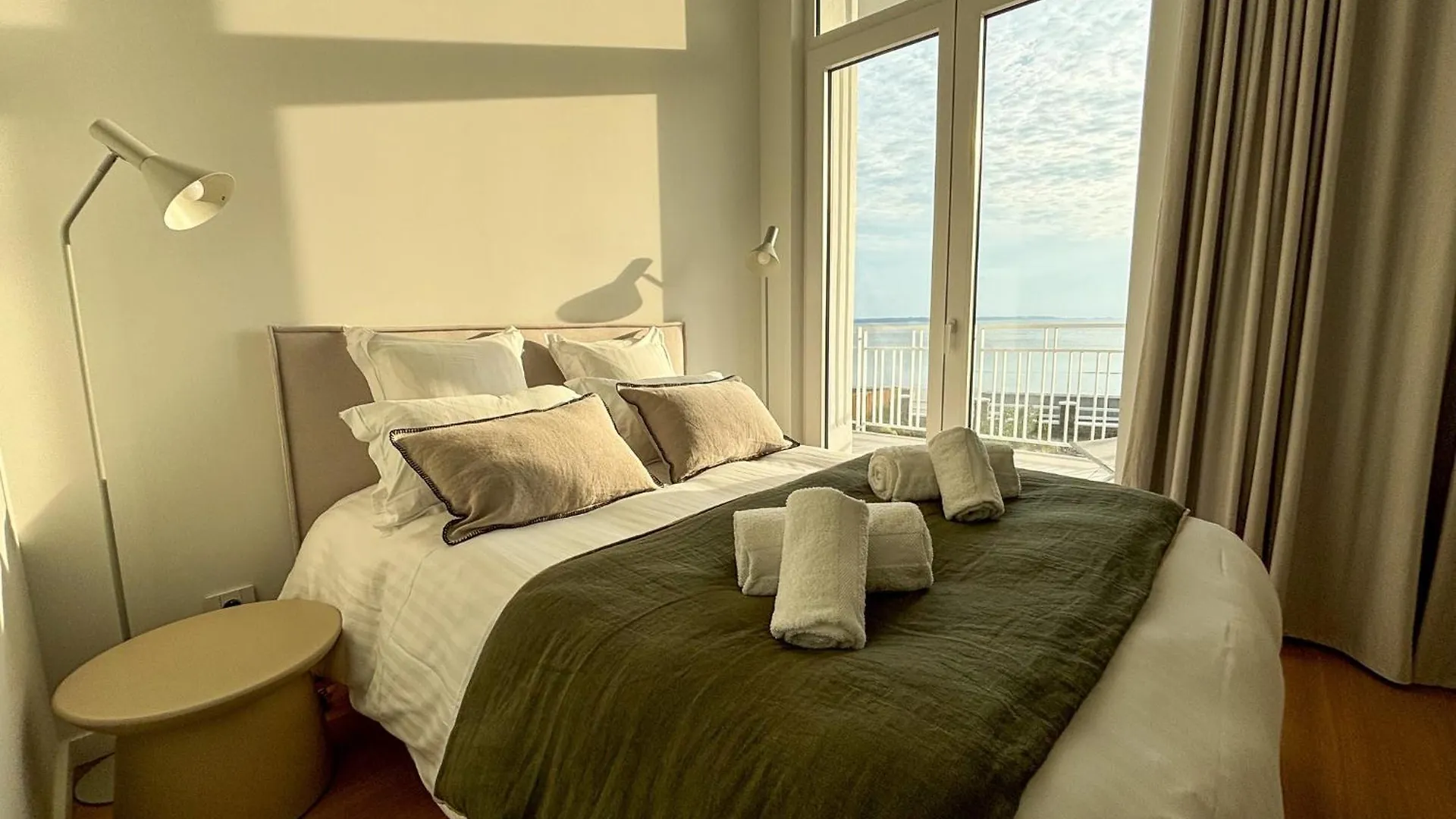 Rouzic T4, Luxury 4 Bedroom Apartment Breathtakin Trébeurden 0*,